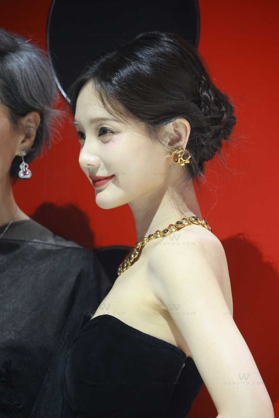 240823李一桐ELLE 80 周年华服中国盛典 帖子封面图