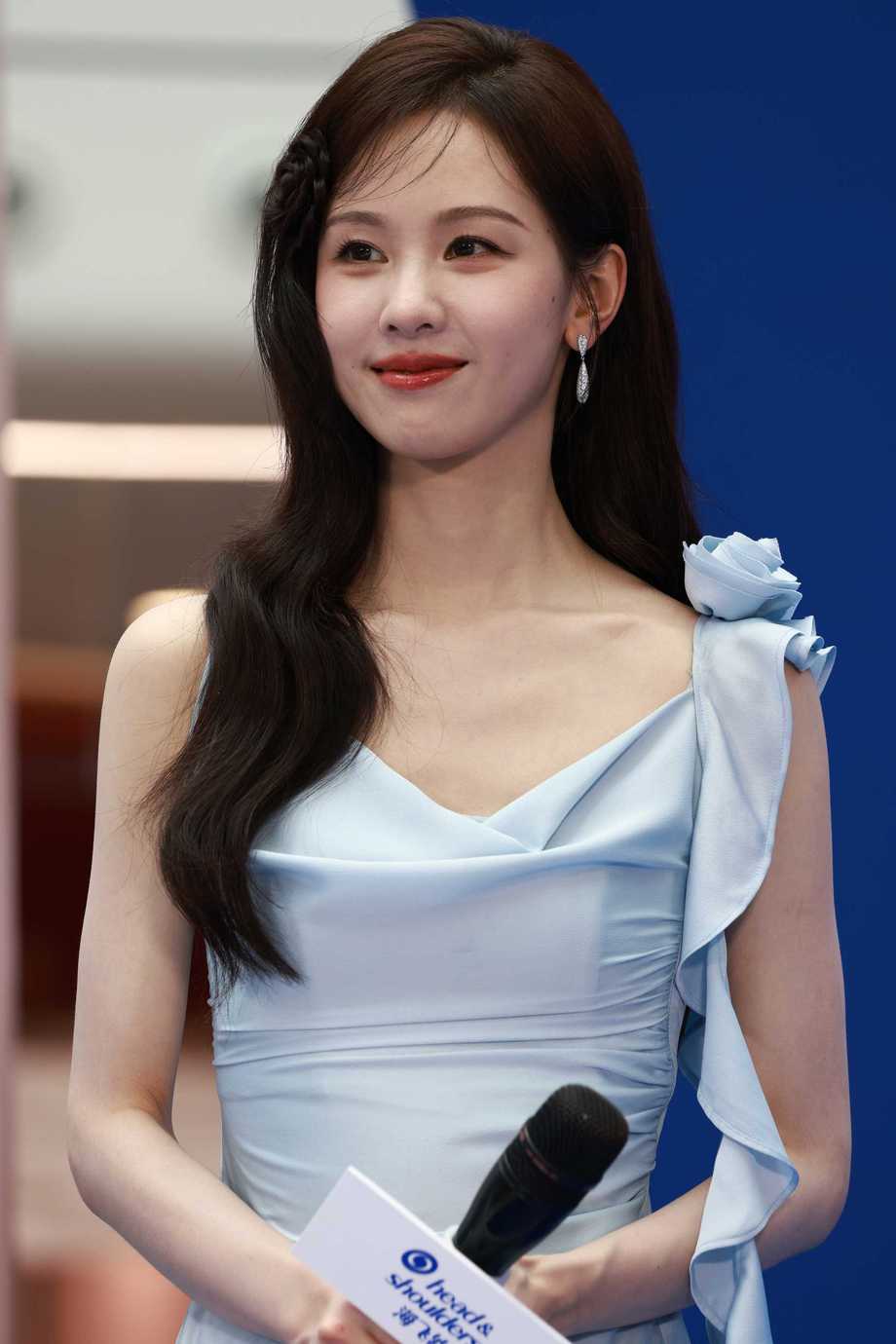 陈都灵 浅蓝缎面长裙品牌线下活动｜101p 1.4G