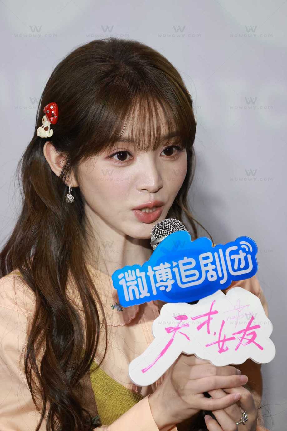 260817田曦薇追剧团 帖子封面图