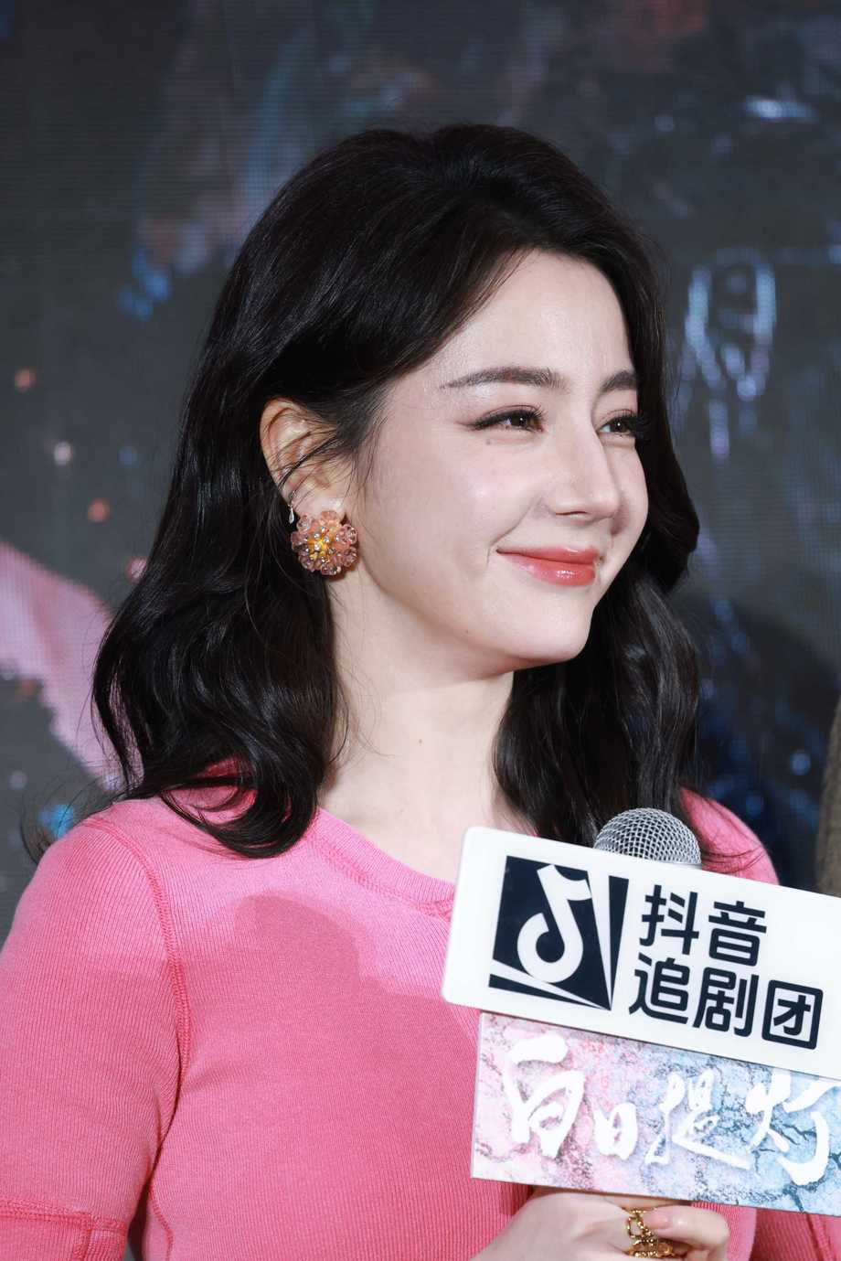迪丽热巴追剧团粉色短裙101p 有特写