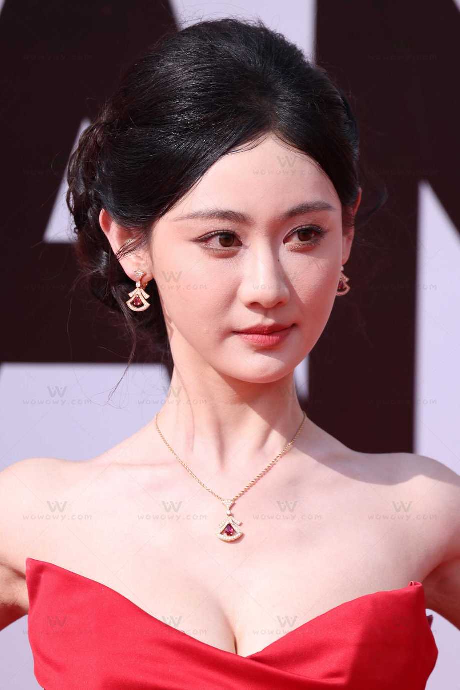 251002曹赛亚红毯 帖子封面图