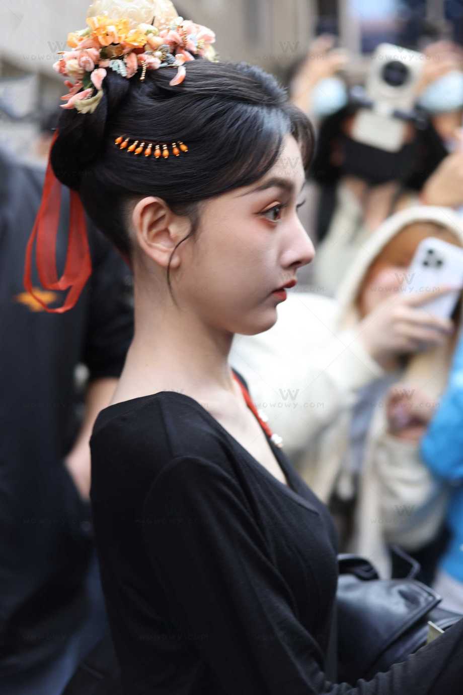260329宋祖儿横店出妆 帖子封面图