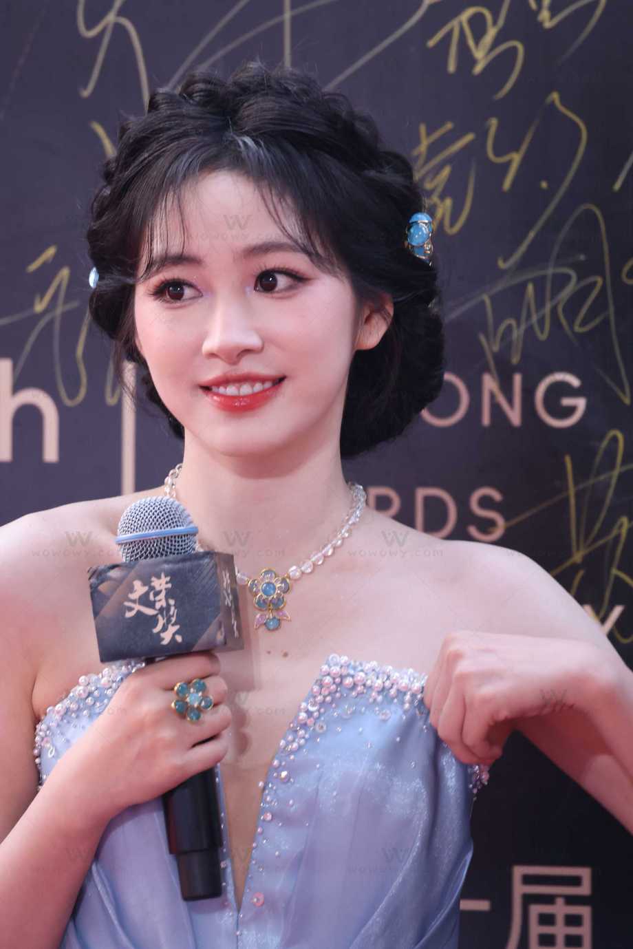251102杨肸子红毯