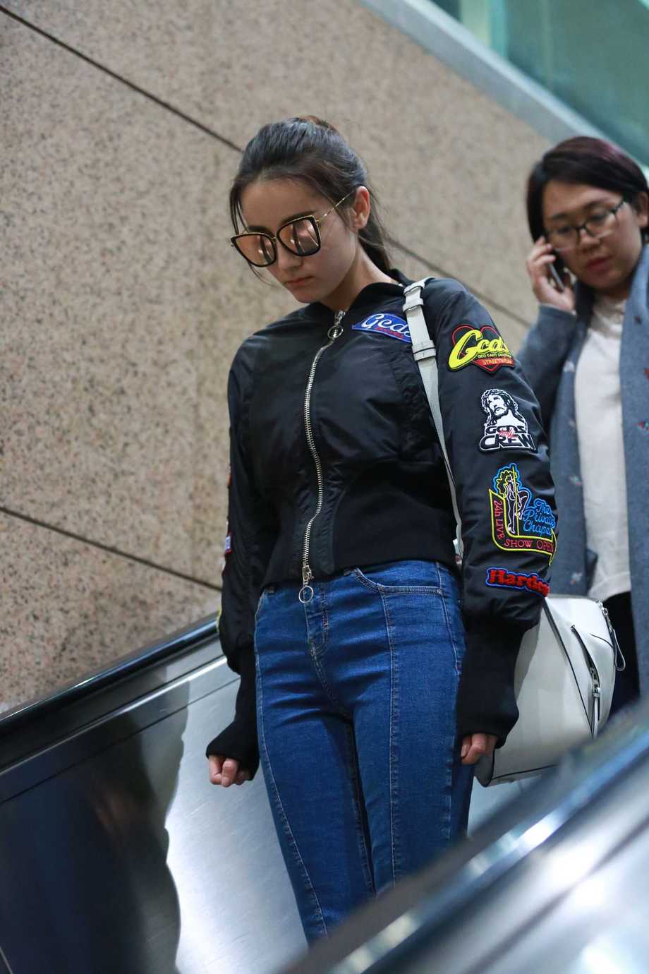 迪丽热巴机场紧身牛仔裤256p 帖子封面图