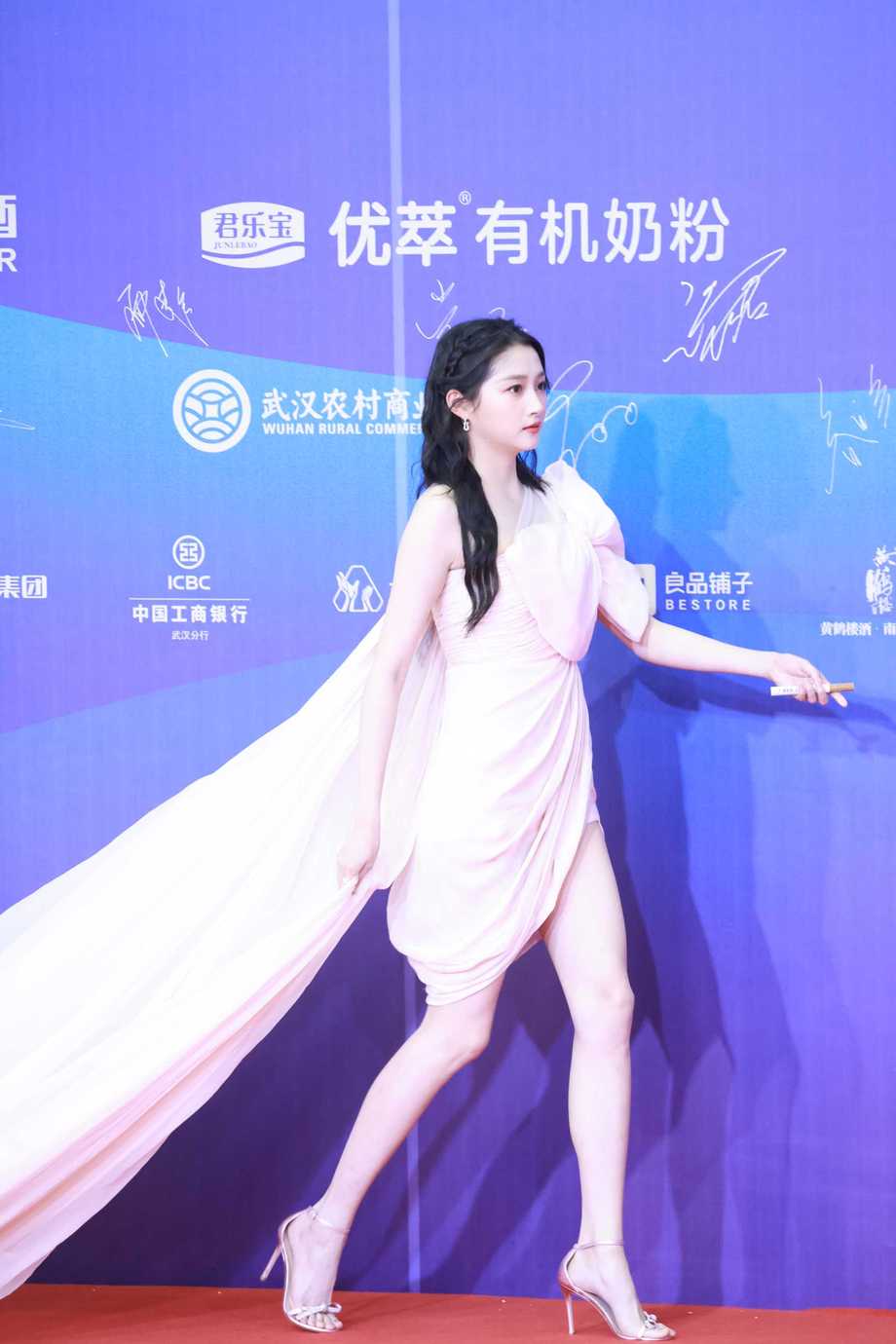 220730百花电影节关晓彤红毯图173p