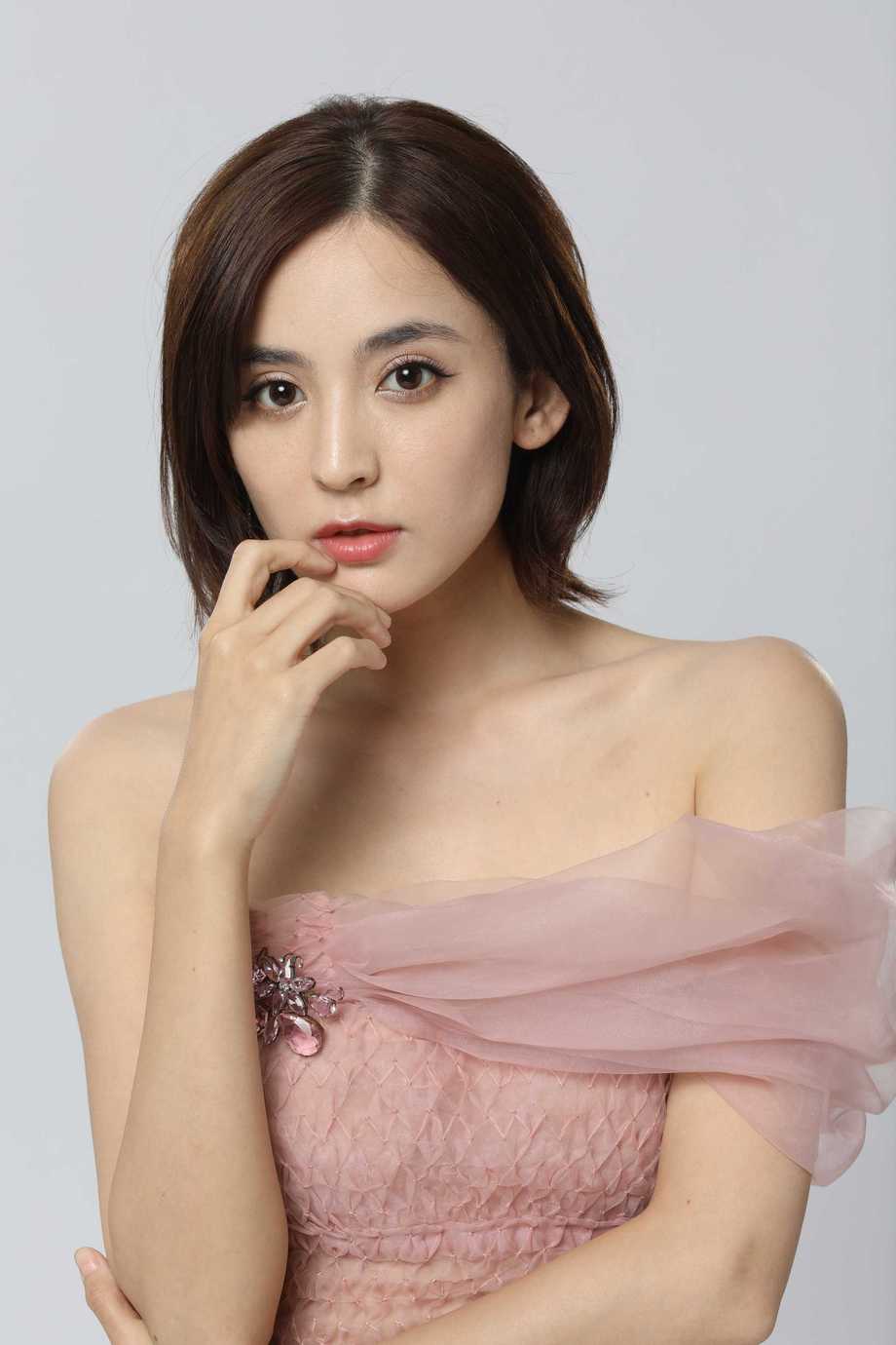 古力娜扎&middot;定妆照 粉色连衣裙312P-215M 帖子封面图