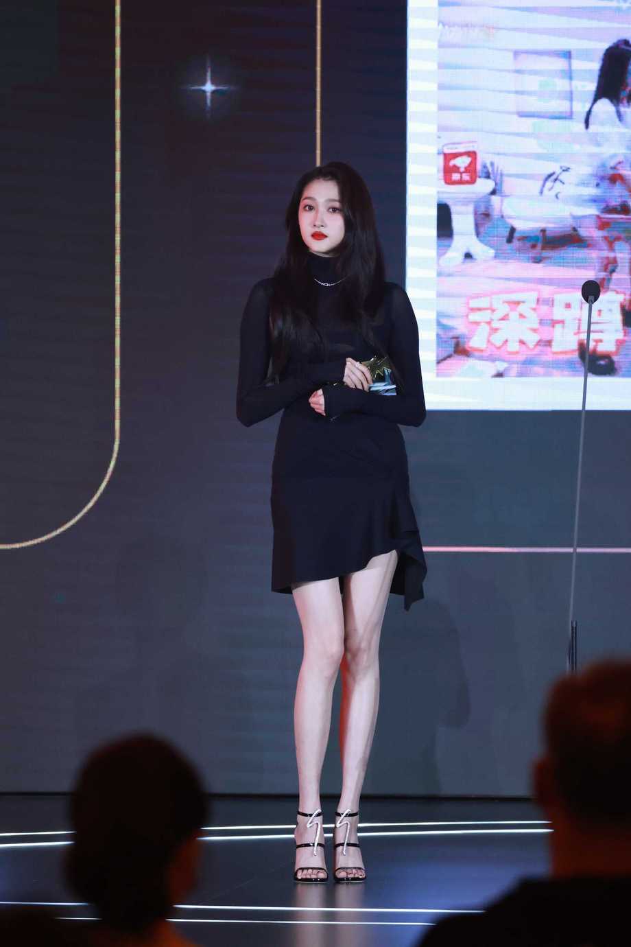 221129关晓彤内场100p