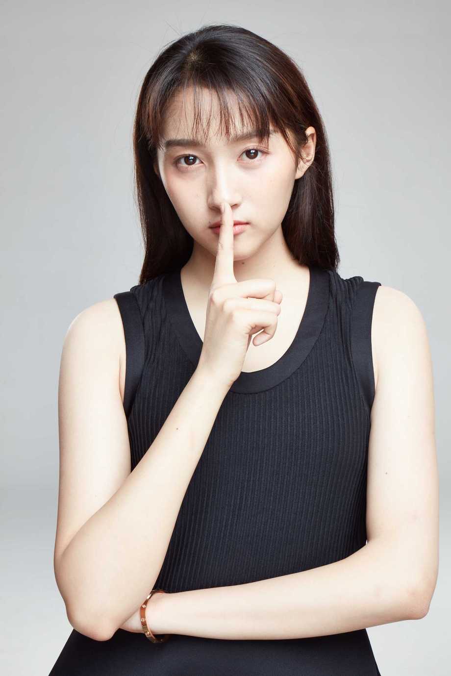 关晓彤棚拍三套358p 帖子封面图